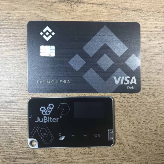 Jubiter Blade II ve srovnání s platební kartou