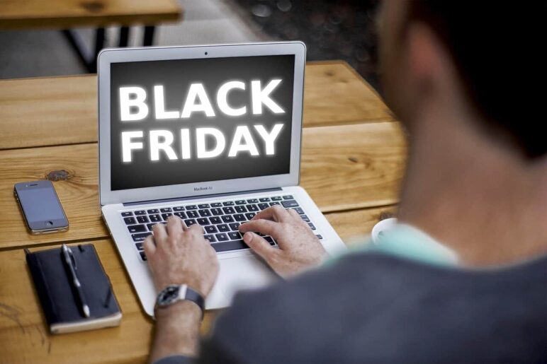Na Black Friday byl obrat e-shopů nižší než loni, překonal však rok 2019
