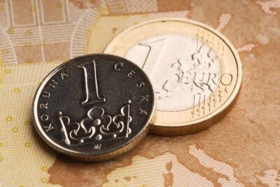 Koruna padá vůči dolaru a&nbsp;euru, ČNB začala intervenovat