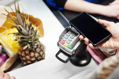 Češi upřednostňují bezhotovostní platby. Narážejí však na&nbsp;nezájem obchodníků kvůli vysokým poplatkům