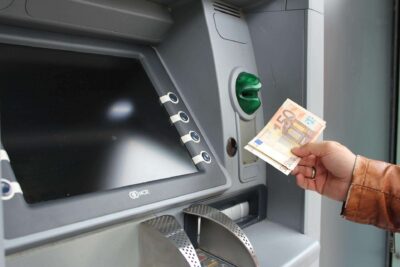 Zrušit hotovost zatím v&nbsp;plánu není. 9 z&nbsp;10 Čechů s&nbsp;ní platí pravidelně.