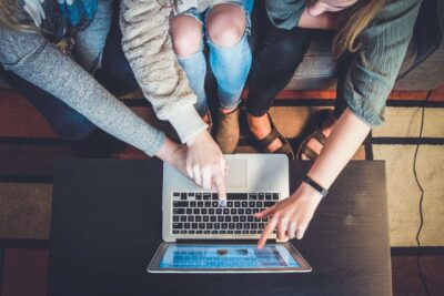 Třetina Čechů koupí zboží, které viděli na&nbsp;sociálních sítích, vyhrává Facebook