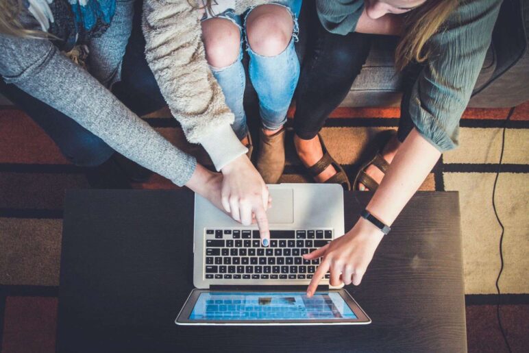 Třetina Čechů koupí zboží, které viděli na sociálních sítích, vyhrává Facebook
