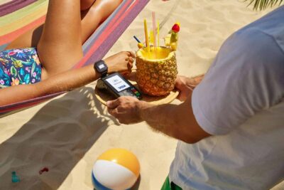 8 z 10 Čechů bude na&nbsp;dovolené v&nbsp;zahraničí platit digitálně