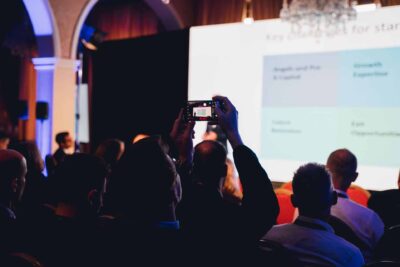 Budoucnost startupů je v&nbsp;AI, vesmíru nebo obranném sektoru. Shodli se na&nbsp;tom přední investoři na&nbsp;letošní konferenci Engaged Investments 