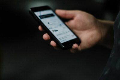 Kyberbezpečnost Čechů opět klesá. Nejzranitelnější jsou mladí, přibývá deepfake podvodů